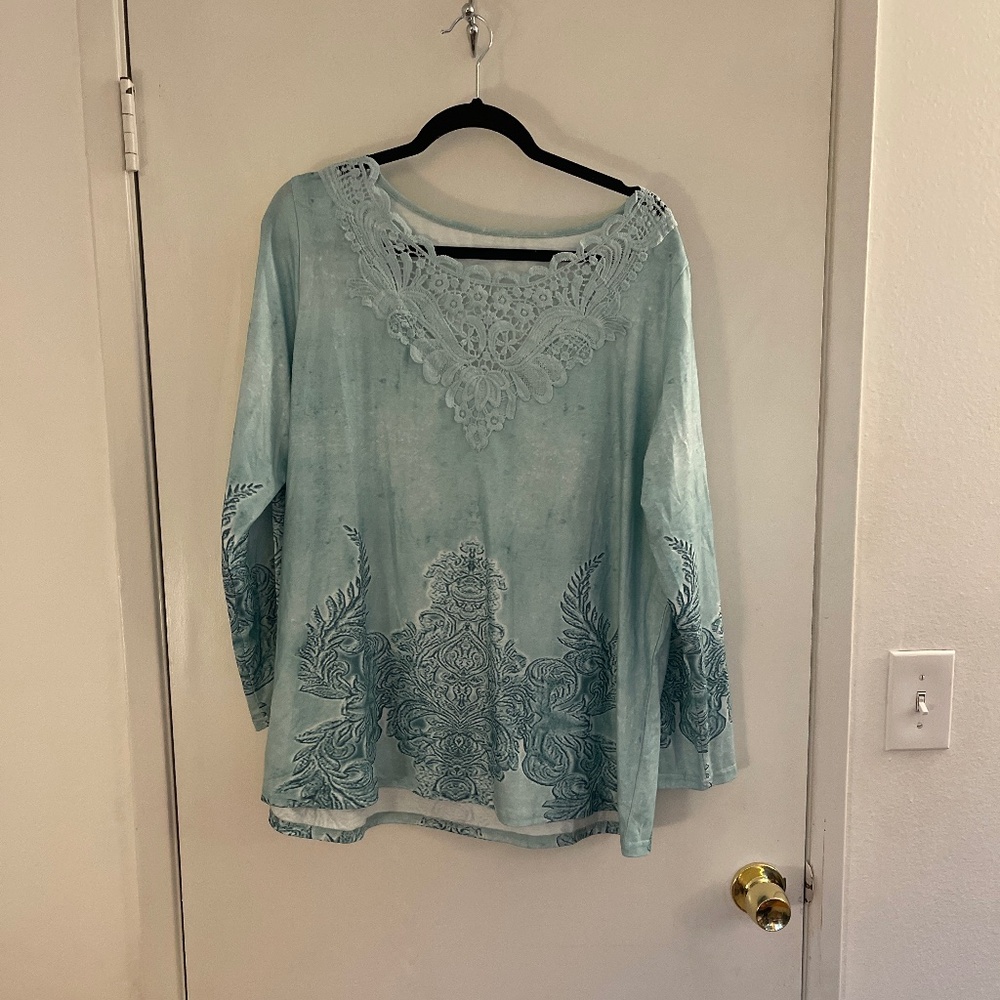 Plus size shirt with lace detail size 2xk